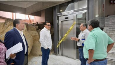 El diputado Esteban Bautista Hernández supervisa el elevador de uso preferente del Palacio Legislativo