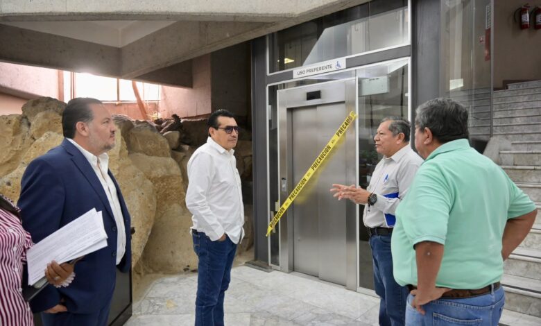 El diputado Esteban Bautista Hernández supervisa el elevador de uso preferente del Palacio Legislativo