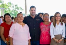 El alcalde Daniel Cortina con habitantes de Boca del Monte durante la jornada de la Brigada Multidisciplinaria de Salud