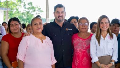 El alcalde Daniel Cortina con habitantes de Boca del Monte durante la jornada de la Brigada Multidisciplinaria de Salud