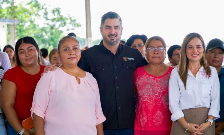 El alcalde Daniel Cortina con habitantes de Boca del Monte durante la jornada de la Brigada Multidisciplinaria de Salud