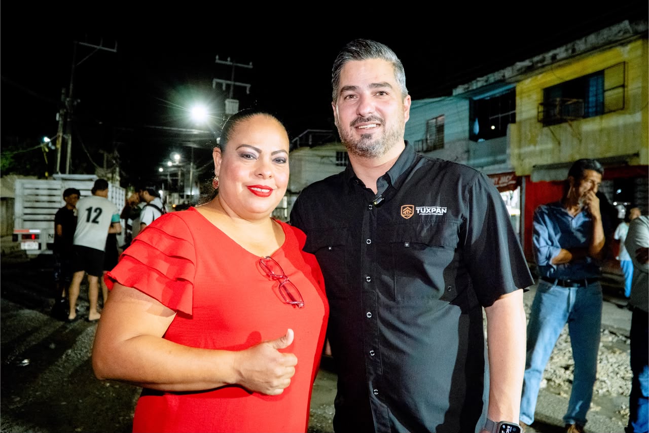 Daniel Cortina con una vecina durante el arranque de la obra en la colonia CANACO