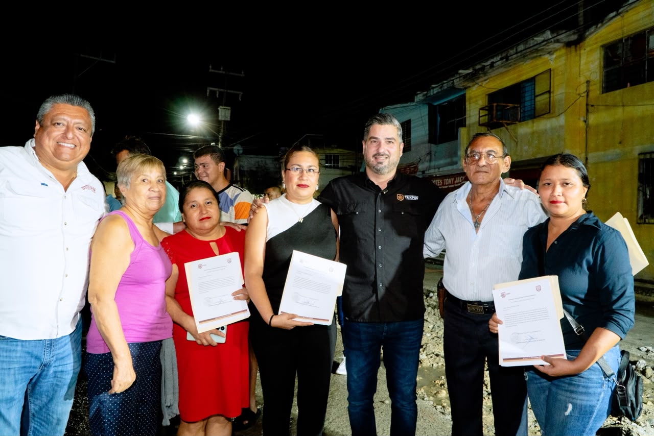 Daniel Cortina con familias de la colonia CANACO durante el banderazo de inicio de la obra de drenaje sanitario