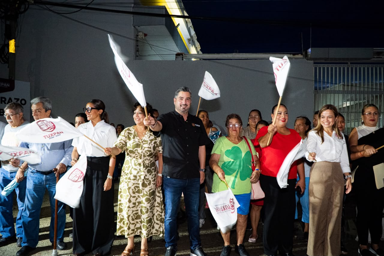 El alcalde Daniel Cortina con vecinos de la CANACO ondeando banderas durante el banderazo de la obra