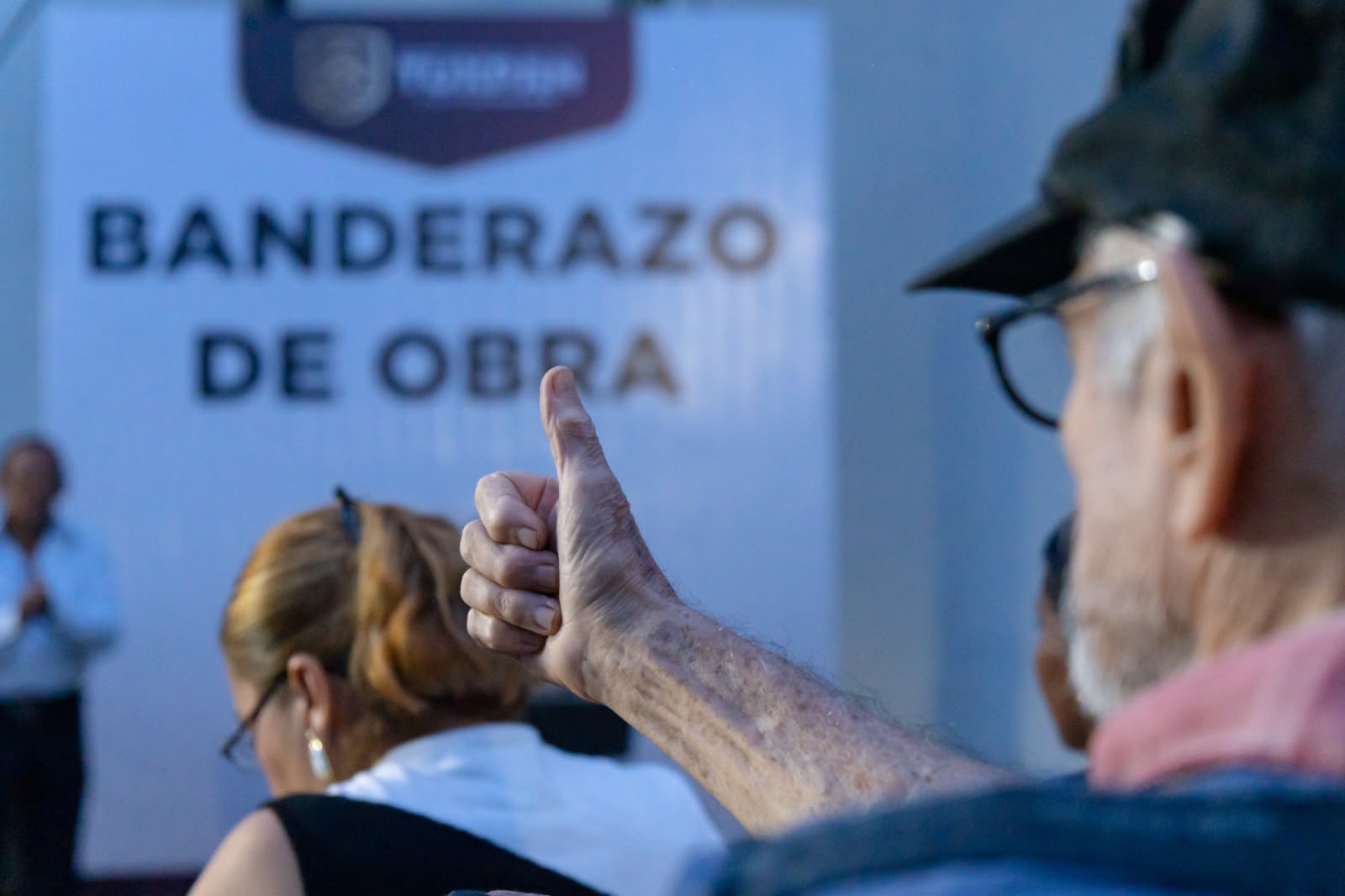 Vecino de la CANACO muestra su aprobación durante el banderazo de inicio de la obra de drenaje