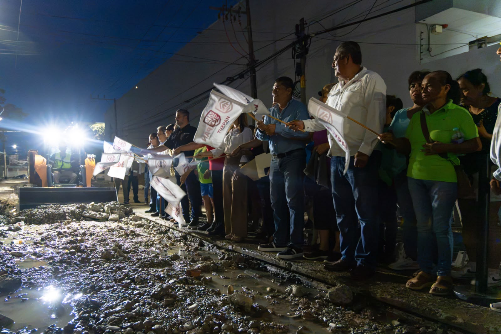 Maquinaria pesada inicia los trabajos de rehabilitación del drenaje en la colonia CANACO, Tuxpan
