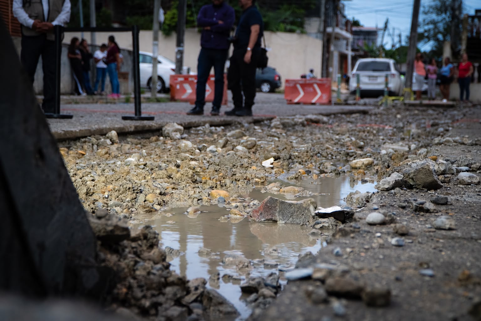 Calle levantada en la colonia CANACO donde se rehabilita el drenaje sanitario