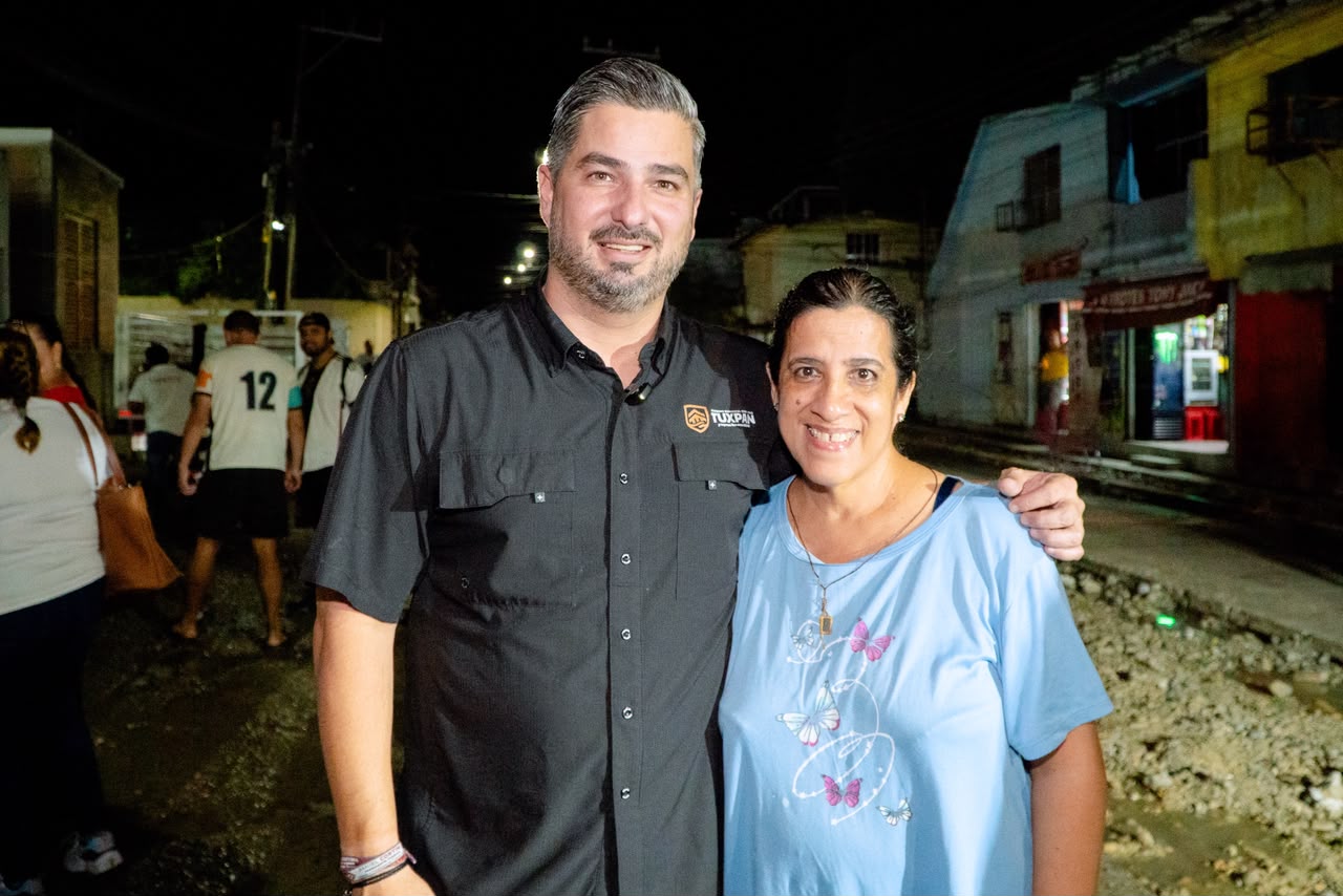 Daniel Cortina con una vecina de la colonia CANACO en el banderazo de la obra