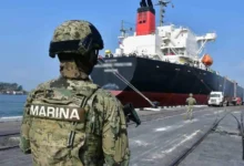 Elemento de la Secretaría de Marina resguarda un buque en un puerto
