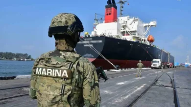 Elemento de la Secretaría de Marina resguarda un buque en un puerto
