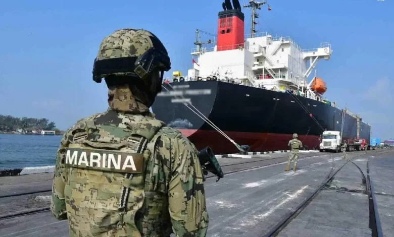 Elemento de la Secretaría de Marina resguarda un buque en un puerto