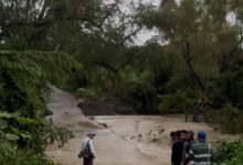 Vecinos observan la crecida del arroyo que rebaso el puente vado en la carretera de Castillo de Teayo hacia la ruta de Santa Cruz, este 22 de octubre