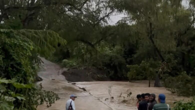 Vecinos observan la crecida del arroyo que rebaso el puente vado en la carretera de Castillo de Teayo hacia la ruta de Santa Cruz, este 22 de octubre