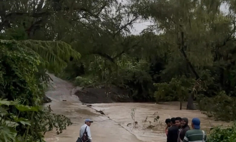 Vecinos observan la crecida del arroyo que rebaso el puente vado en la carretera de Castillo de Teayo hacia la ruta de Santa Cruz, este 22 de octubre
