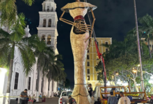 Catrina monumental de 11 metros instalada en el Zócalo de Veracruz durante la noche