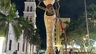 Catrina monumental de 11 metros instalada en el Zócalo de Veracruz durante la noche