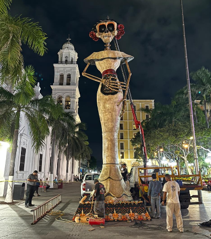 Catrina monumental de 11 metros instalada en el Zócalo de Veracruz durante la noche
