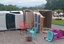 Camioneta volcada con muebles derramados en Chalma, Veracruz
