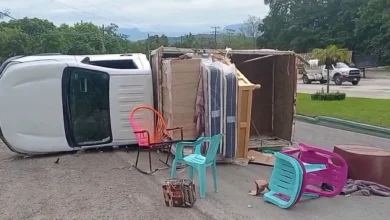 Camioneta volcada con muebles derramados en Chalma, Veracruz