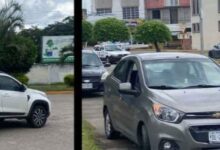 Camioneta Ram 700 blanca y automóvil Chevrolet gris tras el choque previo al puente Cazones II, en Tihuatlán