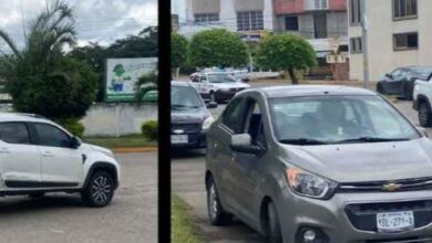 Camioneta Ram 700 blanca y automóvil Chevrolet gris tras el choque previo al puente Cazones II, en Tihuatlán