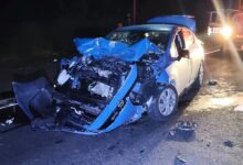 Automóvil destrozado tras chocar contra un tráiler en la carretera Veracruz-Xalapa