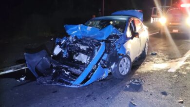 Automóvil destrozado tras chocar contra un tráiler en la carretera Veracruz-Xalapa