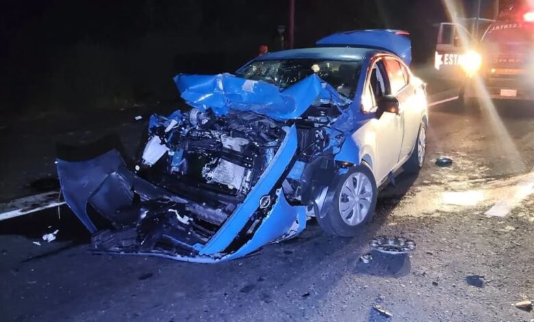 Automóvil destrozado tras chocar contra un tráiler en la carretera Veracruz-Xalapa