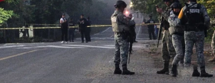 Elementos de seguridad acordonan la carretera Chote-Espinal en Papantla