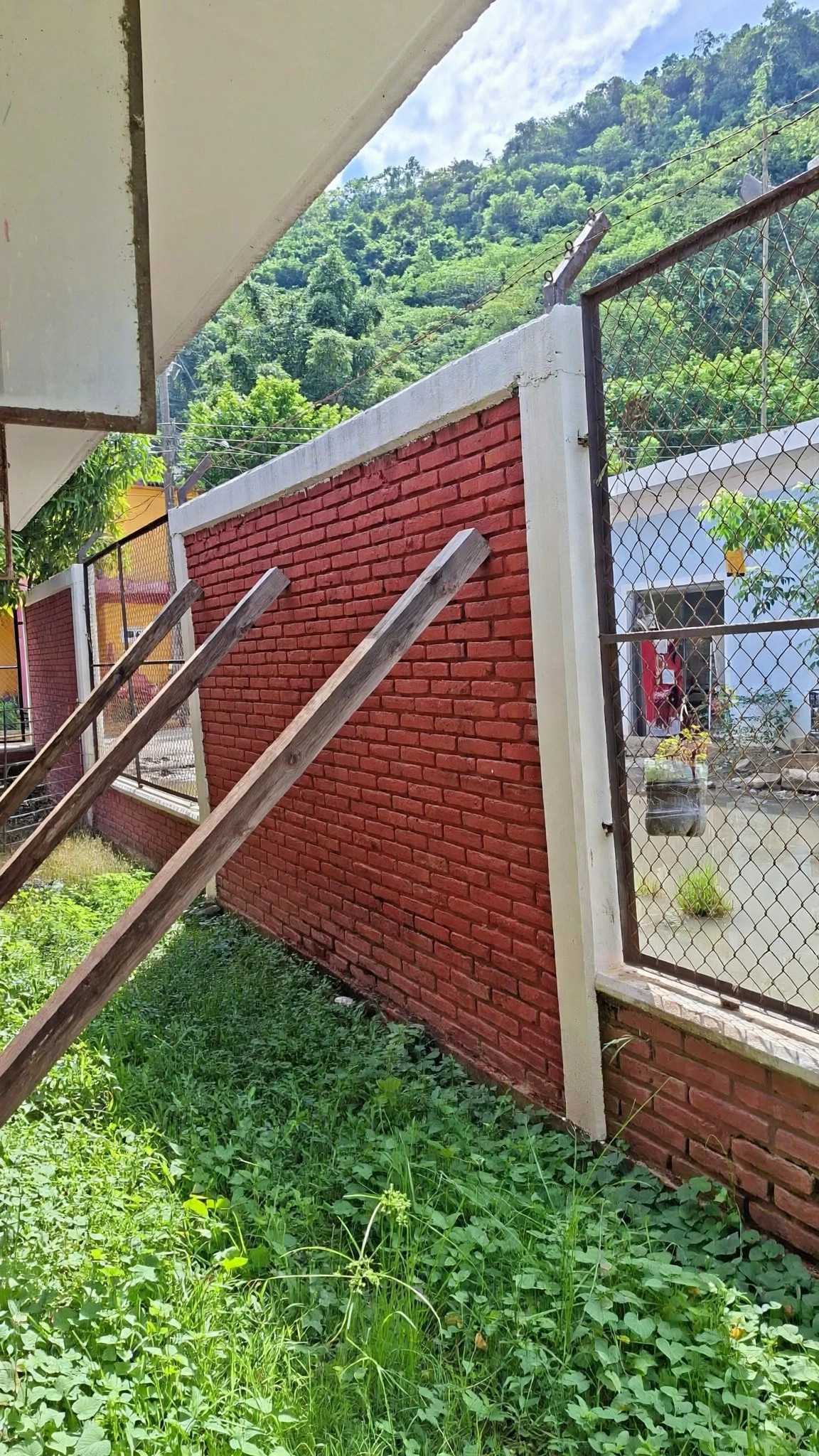 Barda apuntalada con madera en la primaria Miguel Hidalgo, Chumatlán