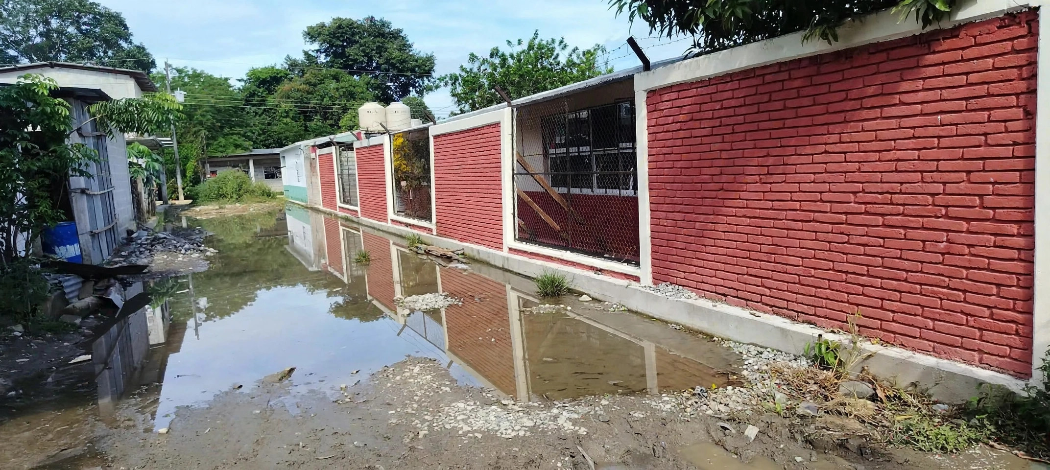 Calle inundada junto a la primaria Miguel Hidalgo, Chumatlán