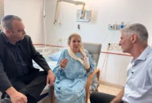 La fotoperiodista Heidi Levine, con el brazo vendado, en un hospital tras el ataque de colonos israelíes en Cisjordania