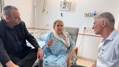 La fotoperiodista Heidi Levine, con el brazo vendado, en un hospital tras el ataque de colonos israelíes en Cisjordania
