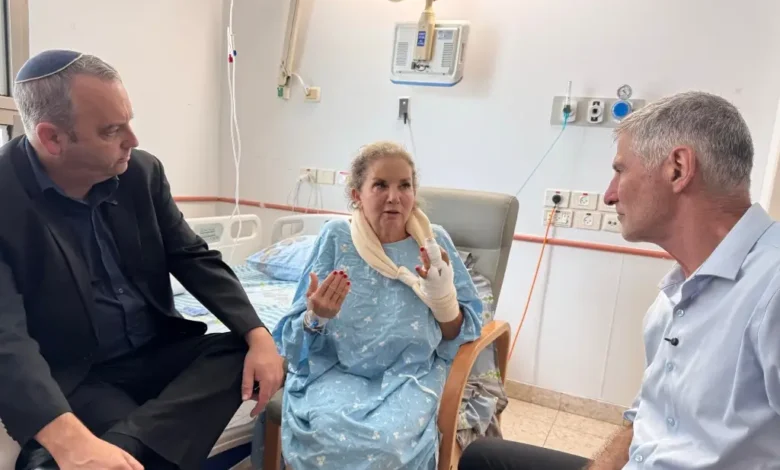 La fotoperiodista Heidi Levine, con el brazo vendado, en un hospital tras el ataque de colonos israelíes en Cisjordania