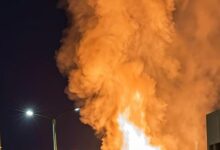 Columna de fuego y humo en la planta de polietileno del Complejo Petroquímico La Cangrejera, de noche