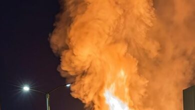 Columna de fuego y humo en la planta de polietileno del Complejo Petroquímico La Cangrejera, de noche