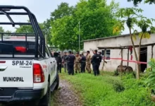 Policía municipal y militares en el lugar del derrumbe en Villa Allende, Coatzacoalcos
