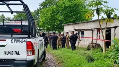 Policía municipal y militares en el lugar del derrumbe en Villa Allende, Coatzacoalcos
