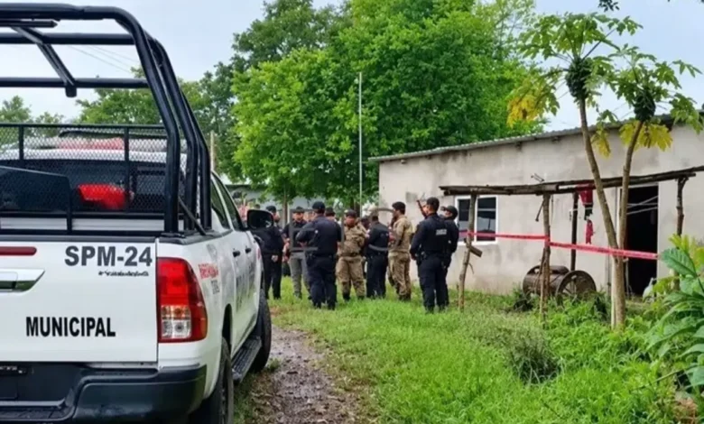 Policía municipal y militares en el lugar del derrumbe en Villa Allende, Coatzacoalcos