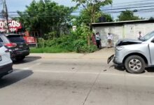 Camioneta pickup con el frente dañado tras chocar por alcance contra una Jeep Grand Cherokee en Coatzintla