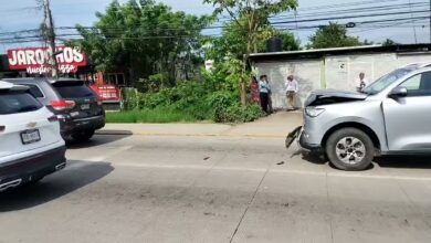 Camioneta pickup con el frente dañado tras chocar por alcance contra una Jeep Grand Cherokee en Coatzintla