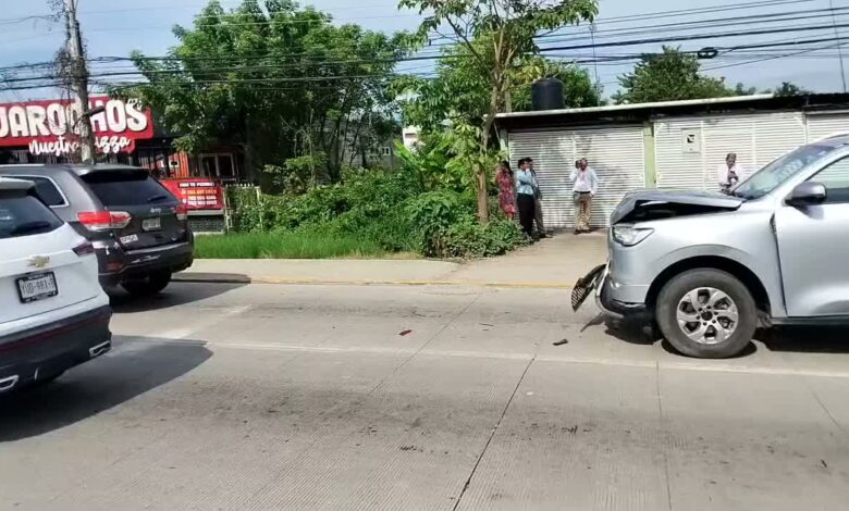 Camioneta pickup con el frente dañado tras chocar por alcance contra una Jeep Grand Cherokee en Coatzintla