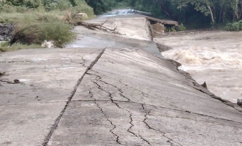 Puente colapsado sobre un río crecido en la localidad de Amatlán, Naranjos