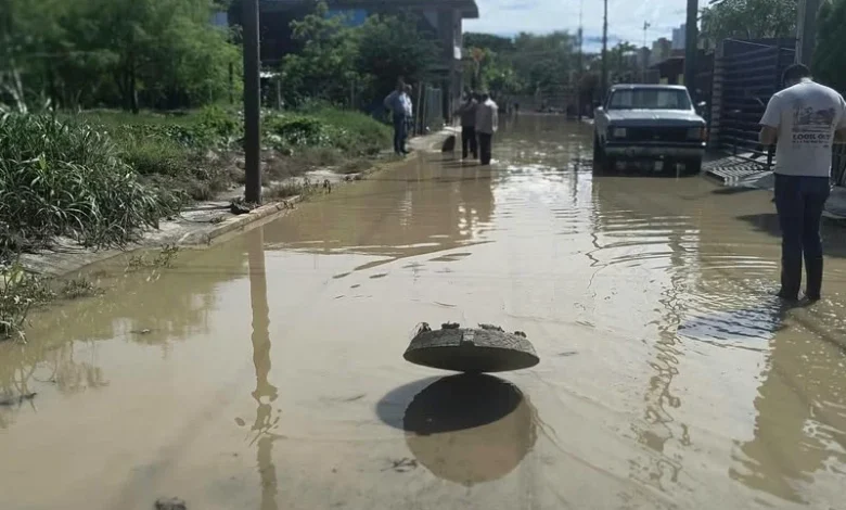 Calle inundada en Álamo Temapache durante el operativo de emergencia de Conagua