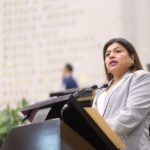 Diputada en tribuna durante la sesión del Congreso de Veracruz