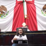 Diputado en tribuna durante la sesión del Congreso de Veracruz