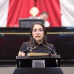 Diputada en tribuna durante la sesión del Congreso de Veracruz