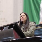 Diputada en tribuna durante la sesión del Congreso de Veracruz