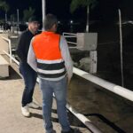 El alcalde revisa el limnímetro del río Tuxpan junto a un elemento de Protección Civil