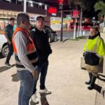 Daniel Cortina con personal de Protección Civil frente a la terminal de ADO, durante el recorrido nocturno por el malecón